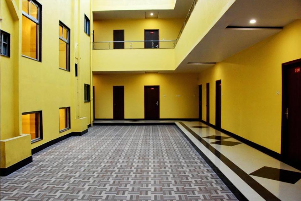 Hotel Varenya Inn Yavatmāl Kültér fotó
