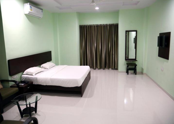Hotel Varenya Inn Yavatmāl Kültér fotó