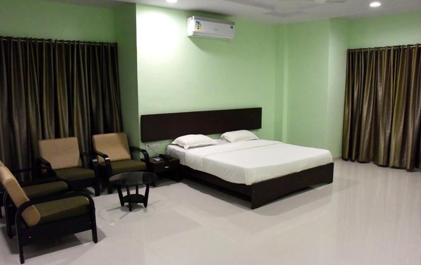 Hotel Varenya Inn Yavatmāl Kültér fotó